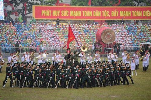  Hình ảnh em bé tượng đài trong Lễ kỷ niệm 70 năm Chiến thắng Điện Biên Phủ. Ảnh: Phong Sơn