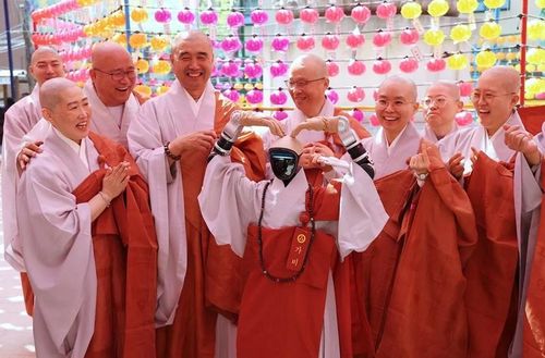 Gabi tạo hình trái tim sau lễ quy y tại Jogyesa. (Nguồn: koreatimes.co.kr)