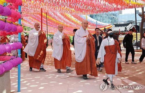 Gabi cùng chư tăng "thiền hành" quanh chùa để tỏ lòng tôn kính đức Phật. (Nguồn: en.yna.co.kr)