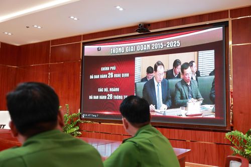 Đại biểu theo dõi đoạn phim trình chiếu về công tác PCCC&CNCH trên toàn quốc giai đoạn 2015 - 2025