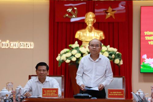 Đồng chí Trần Văn Bảy, Phó Chủ tịch UBND TPHCM trình bày tham luận tại hội nghị