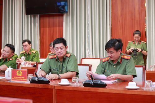 Các đồng chính lãnh đạo các phòng, ban trực thuộc CATP dự hội nghị