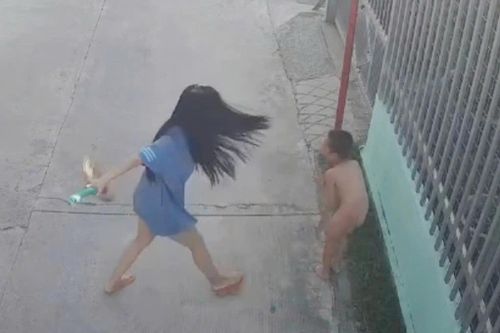 Hai cháu bé bị người giữ trẻ đánh đập