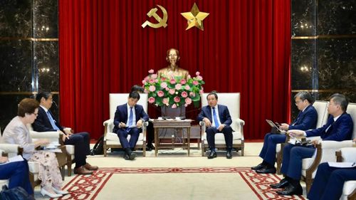 Bí thư Thành ủy Hà Nội Trần Đức Thắng (phải) tiếp đại diện Tập đoàn Sumitomo (Nhật Bản).