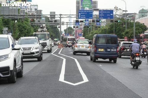 Ghi nhận thực tế cho thấy, dù đang trong khung giờ cao điểm, lượng phương tiện trên đường Cộng Hòa di chuyển khá ổn định. Dòng xe nối dài nhưng không còn xảy ra tình trạng ùn ứ nghiêm trọng như trước.