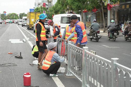 Theo Trung tâm Quản lý giao thông và hạ tầng kỹ thuật (Sở Xây dựng TP.HCM), việc tháo dải phân cách cứng nhằm tạo điều kiện điều chỉnh làn xe linh hoạt theo từng khung giờ.