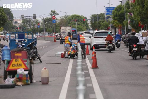 Hiện đơn vị thi công đang tiếp tục lắp đặt lại dải phân cách, chia mặt đường thành 3 phần nhằm phục vụ phương án tổ chức giao thông mới.