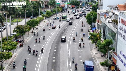 Cách tổ chức này cho phép phân bổ làn xe linh hoạt theo lưu lượng thực tế, thay vì chia cố định mỗi bên 3 làn như trước đây, qua đó kỳ vọng giảm áp lực giao thông trên trục đường thường xuyên quá tải.