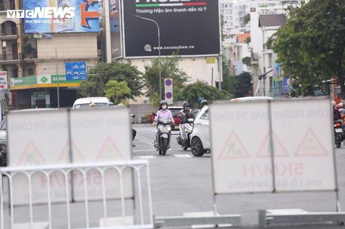 Chị Nguyễn Đỗ Bảo Trân (ngụ khu vực Gò Vấp), người thường xuyên di chuyển qua tuyến đường này, cho biết có thể cảm nhận rõ sự thay đổi. “Cảnh quan giờ khác hẳn khi không còn dải phân cách và hàng cây giữa đường, nhưng bù lại xe cộ lưu thông dễ dàng hơn, không còn cảnh kẹt xe kéo dài như trước”, chị Trân nói, đồng thời bày tỏ kỳ vọng việc tổ chức làn đường đảo chiều sẽ tiếp tục cải thiện tình hình giao thông.