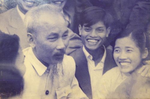 Bác Hồ cùng các đại biểu sinh viên Việt Nam trong Festival Sinh viên quốc tế, lần thứ VI, 1957. Nhạc sĩ Doãn Nho mặc áo vest đen, ngồi bên trái Bác Hồ. (Ảnh: Gia đình cung cấp)