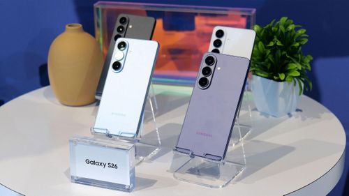 Dàn Galaxy S26 nhiều màu sắc được trưng bày tại sự kiện Samsung Unpacked 2026. (Nguồn: Engadget)