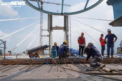 Ghi nhận của PV Báo Điện tử VTC News đầu tháng 5 cho thấy, công trường cầu Phước Khánh hoạt động khẩn trương.