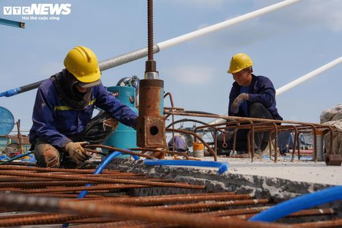 Đánh giá về yếu tố thời tiết, ông Khánh thừa nhận điều kiện thi công gặp nhiều khó khăn, song các đơn vị đã chủ động điều phối linh hoạt để không ảnh hưởng tiến độ chung. “Dù nắng hay mưa, công trường vẫn duy trì hoạt động liên tục với phương án thi công phù hợp”, ông Khánh nói.