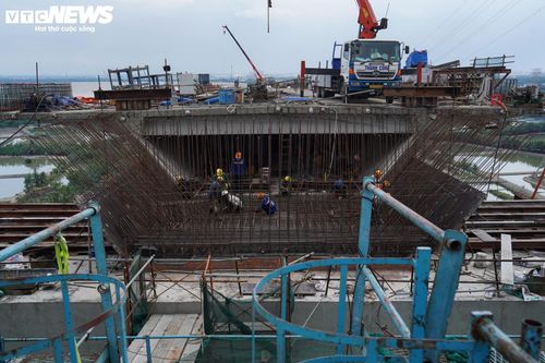 Theo đại diện tư vấn, cầu Phước Khánh là mắt xích cuối cùng của tuyến cao tốc Bến Lức - Long Thành. Khi công trình hoàn thành và toàn tuyến được thông xe, phương tiện từ các tỉnh miền Tây đi sân bay Long Thành sẽ không còn phải đi xuyên qua trung tâm TP.HCM, qua đó giảm áp lực giao thông đáng kể cho đô thị.