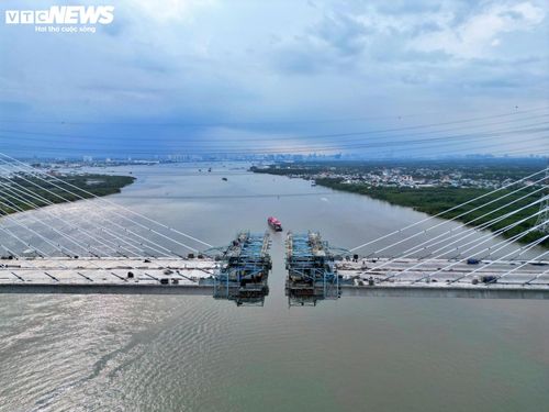 Cầu Phước Khánh thuộc gói thầu J3-1, bắc qua sông Lòng Tàu, kết nối xã Bình Khánh (TP.HCM) với xã Đại Phước (Đồng Nai). Công trình có chiều dài 3.186 m, rộng gần 22 m, quy mô 4 làn xe.