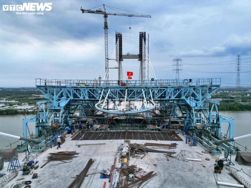 Nhịp chính dài 300 m, nổi bật với tĩnh không thông thuyền đạt 55 m - cao nhất Việt Nam hiện nay. Đây cũng là một trong những công trình cầu dây văng có yêu cầu kỹ thuật phức tạp bậc nhất trên tuyến.