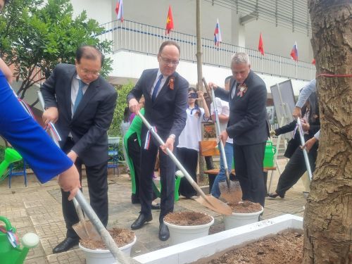 Nghi thức trồng cây lưu niệm.