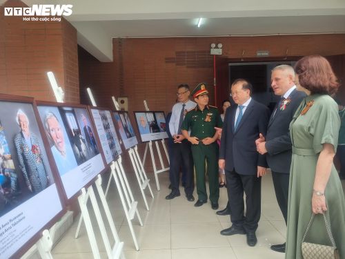 Các đại biểu cũng tham quan khu trưng bày triển lãm ảnh "Chân dung thời" của nhiếp ảnh gia Vera Mazhirina.