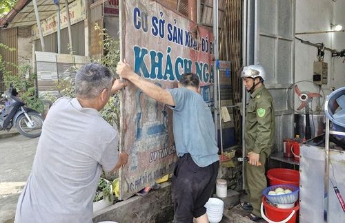 Những biển bảng lắp đặt vi phạm vỉa hè, hành lang giao thông dọc tuyến quốc lộ 1A được tháo dỡ. Ảnh: PV