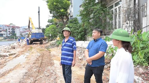 Người dân và phóng viên tại công trình dự án hồ Tứ Liên, phường Tây Hồ. Ảnh: PV