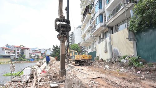 Hình ảnh thi công đường tạm ven hồ phục vụ giải phóng mặt bằng. Ảnh: PV