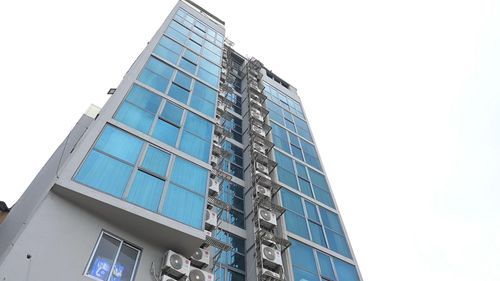 Công trình nhà cao tầng phải thực hiện tháo dỡ một phần để bàn giao mặt bằng cho dự án. Ảnh: PV