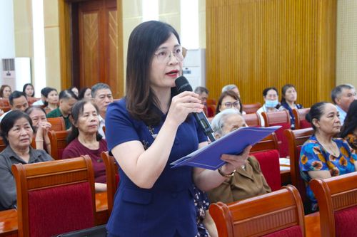 Cử tri phường Yên Sở phát biểu ý kiến tại điểm cầu trực tiếp. Ảnh: TT