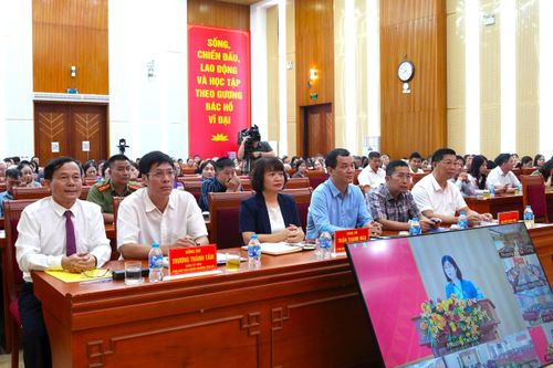 Các đại biểu, cử tri tham dự hội nghị tại điểm cầu chính tại phường Yên Sở. Ảnh: TT