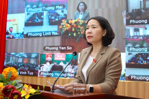 Đại biểu Quốc hội Lê Kim Anh báo cáo kết quả trả lời ý kiến kiến nghị của cử tri của các cơ quan có thẩm quyền. Ảnh: TT