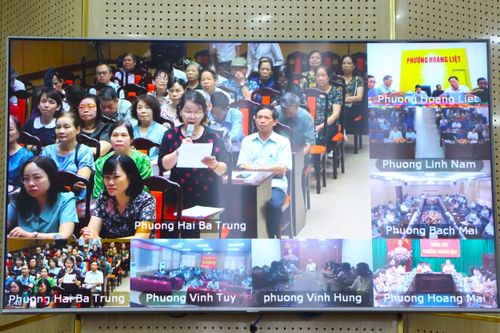 Cử tri phường Hai Bà Trưng phát biểu ý kiến trực tuyến. Ảnh: TT
