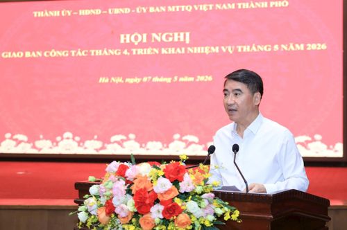 Phó Chủ tịch UBND thành phố Hà Nội Nguyễn Xuân Lưu báo cáo tại hội nghị. Ảnh Quang Thái