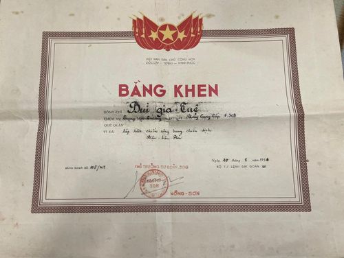 Bằng khen của ông Bùi Gia Tuệ khi tham gia chiến đấu và hoàn thành nhiệm vụ Chiến dịch Điện Biên Phủ. Ảnh: Bảo Lâm