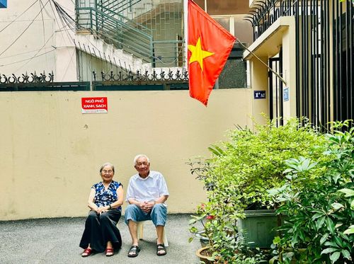 Hằng ngày, hai ông bà Tuệ - Oanh vẫn ngồi phơi nắng dưới hiên nhà. Ảnh: Bảo Lâm