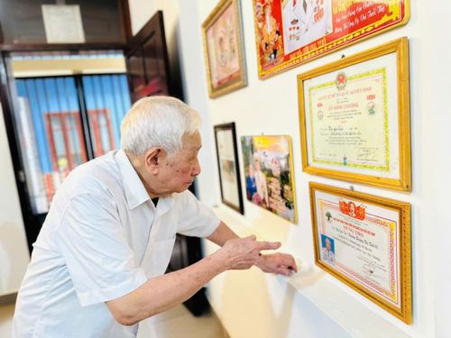 Ông Bùi Gia Tuệ giới thiệu về Kỷ niệm chương Quyết tử để Tổ quốc quyết sinh. Ảnh: Bảo Lâm