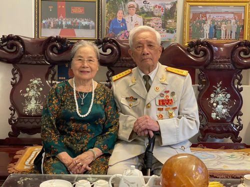 Ông Bùi Gia Tuệ cùng bà Bạch Thị Hoàng Oanh, người vợ, người đồng chí, người "hậu phương lớn" đã sát cánh cùng ông suốt hơn 6 thập kỷ. Ảnh: Bảo Lâm