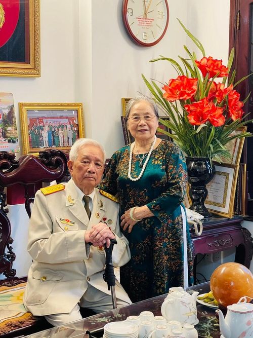 Ông Bùi Gia Tuệ cùng bà Bạch Thị Hoàng Oanh. Ảnh: Bảo Lâm