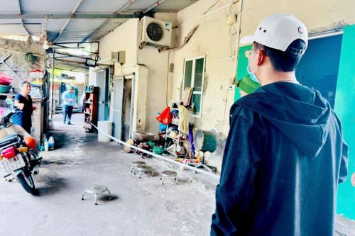 Ban Quản lý dự án đầu tư - hạ tầng xã Nam Phù phối hợp với các đơn vị chuyên môn đo đạc, kiểm đếm tại các địa điểm trong phạm vi thu hồi đất thực hiện dự án khu đô thị thể thao Olympic. Ảnh: Phương Xuyến