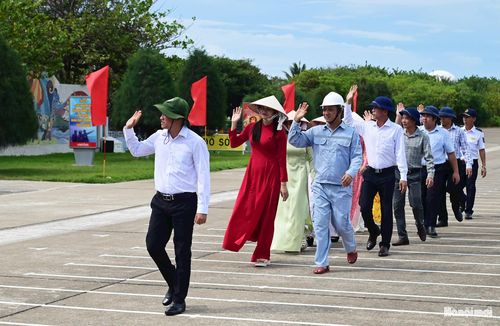Với người dân Việt Nam, dù tham gia lễ chào cờ ở đâu, trong hoàn cảnh nào, đều cảm nhận được sự thiêng liêng, xúc động và tự hào. Nhưng được tham gia lễ chào cờ trên đảo Trường Sa, cảm xúc ấy vô cùng đặc biệt.