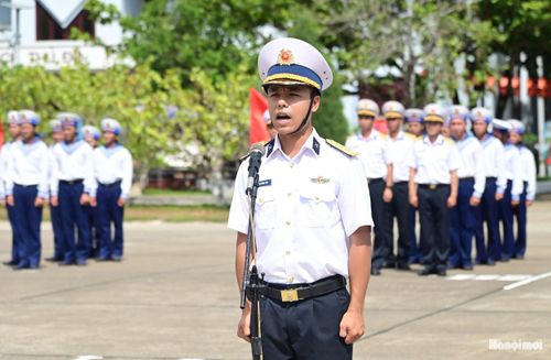 Mười lời thề danh dự được đại diện cán bộ, chiến sĩ trên đảo hô vang là lời khẳng định đanh thép của quân và dân quyết tâm vượt qua mọi thử thách để bảo vệ chủ quyền biển đảo thiêng liêng.