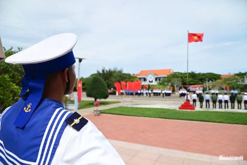 Lễ chào cờ khép lại trong nắng sớm/Biển vẫn xanh và sóng vẫn dạt dào/Người lính trẻ lại lên đường canh đảo/Mang bình yên giữ trọn phía chân trời...