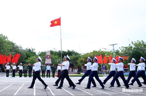 Với tác phong uy nghiêm, mạnh mẽ, cán bộ, chiến sĩ nơi đây thể hiện quyết tâm trong bất kỳ hoàn cảnh nào vẫn vững tay súng bảo vệ vùng trời, vùng biển thiêng liêng của Tổ quốc.