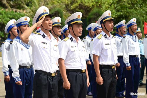 Quốc ca vang lên hùng tráng, hòa vào tiếng sóng giữa biển khơi…