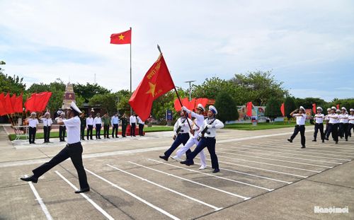 Sau lễ chào cờ là nghi thức duyệt binh thể hiện khí thế oai hùng của Quân đội nhân dân Việt Nam.