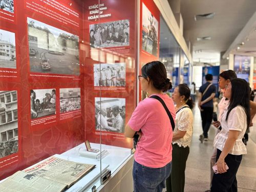 Bảo tàng Hồ Chí Minh thu hút giới trẻ đến tham quan, học lịch sử. Ảnh: Hoàng Quyên