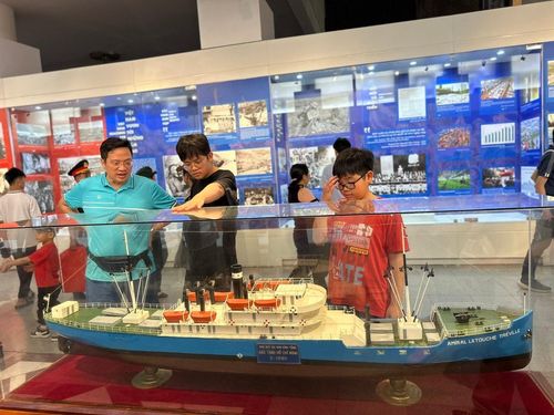 Bảo tàng Hồ Chí Minh thu hút giới trẻ đến tham quan, học lịch sử. Ảnh: Hoàng Quyên