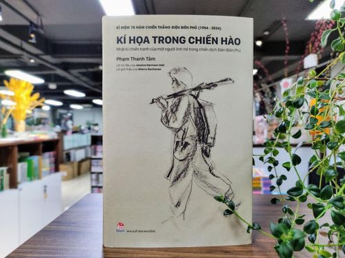 Cuốn sách “Ký họa trong chiến hào - Nhật ký chiến tranh của một người lính trẻ trong chiến dịch Điện Biên Phủ” - Ảnh: K.Đ
