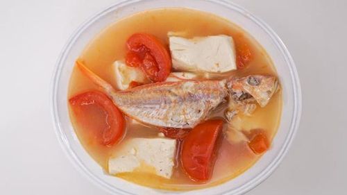 Canh cá nấu đậu phụ giúp tăng khả năng tập trung, giảm mệt mỏi.