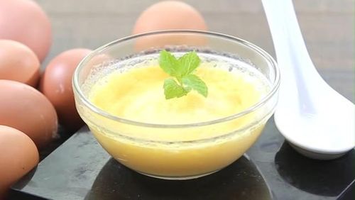 Trứng gà hấp mật ong giúp giảm mệt mỏi, tăng năng lượng cho não bộ.