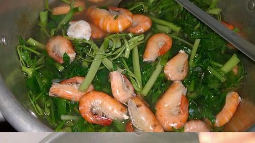 Canh rau nhút nấu tôm an thần nhẹ, thanh nhiệt.