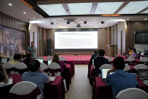 Giảng viên đến từ Cục Bà mẹ và Trẻ em hướng dẫn tổng quan về phần mềm Hệ thống quản lý thông tin trẻ em tại cơ sở.